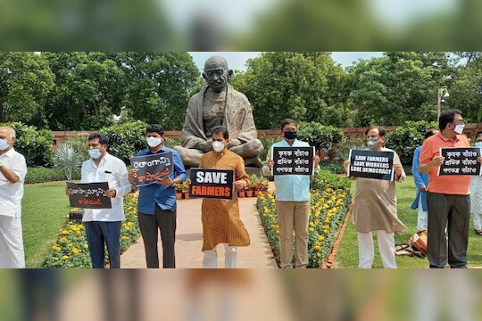 संसद भवन परिसर आंदोलनांनी दणाणला, ठिय्यानंतर आता खासदारांचा मोर्चा