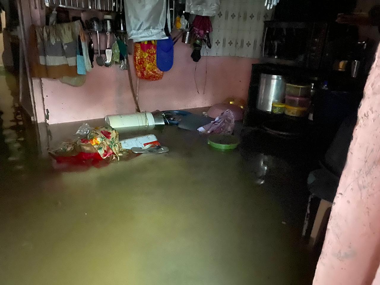 वरळी बीएमसी कर्मचाऱ्यांच्या घरात पाणी शिरले आहे. जे कर्मचारी दिवस रात्र मुंबईसाठी काम करतात त्यांच्याच घरातली ही अवस्था आहे. (Credit: twitter) वरळी बीएमसी कर्मचाऱ्यांच्या घरात पाणी शिरले आहे. जे कर्मचारी दिवस रात्र मुंबईसाठी काम करतात त्यांच्याच घरातली ही अवस्था आहे. (Credit: twitter)