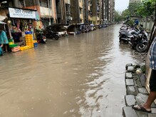 मुंबईत भीषण पावसाचे बळी : पाणी सोडायला लिफ्टमधून गेले आणि तिथेच बुडाले 2 वॉचमन मुंबईत भीषण पावसाचे बळी : पाणी सोडायला लिफ्टमधून गेले आणि तिथेच बुडाले 2 वॉचमन