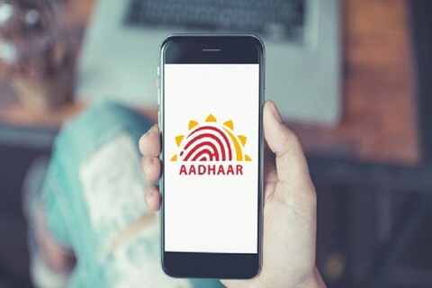 UIDAI ने ट्विटरच्या माध्यमातून अशी माहिती दिली आहे की, एका फोनकॉलवर तुमची आधार बाबतची (Aadhar Card) कोणतीही समस्या दूर होऊ शकते. 12 भाषांमध्ये UIDAI ची ही सेवा उपलब्ध आहे. 