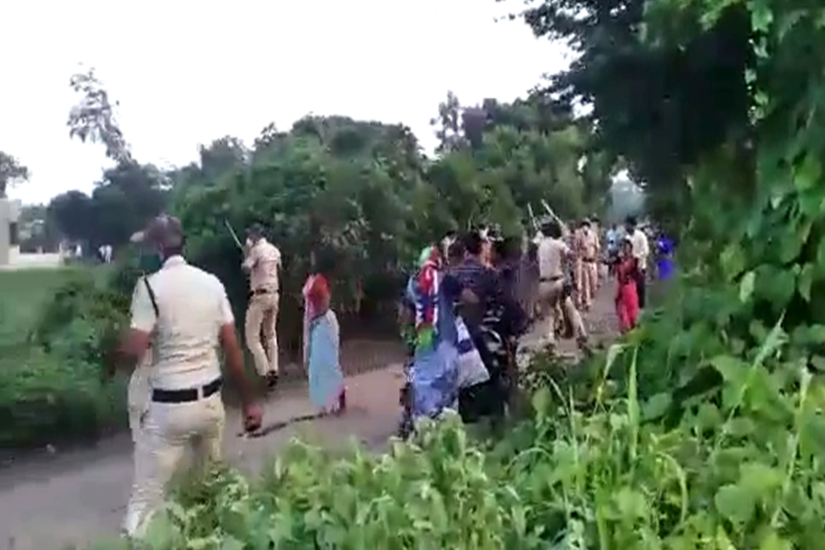 झेंडा लावला म्हणून पेटला वाद, पोलिसांचा कार्यकर्त्यांवर अमानुष लाठीचार्ज, VIDEO व्हायरल