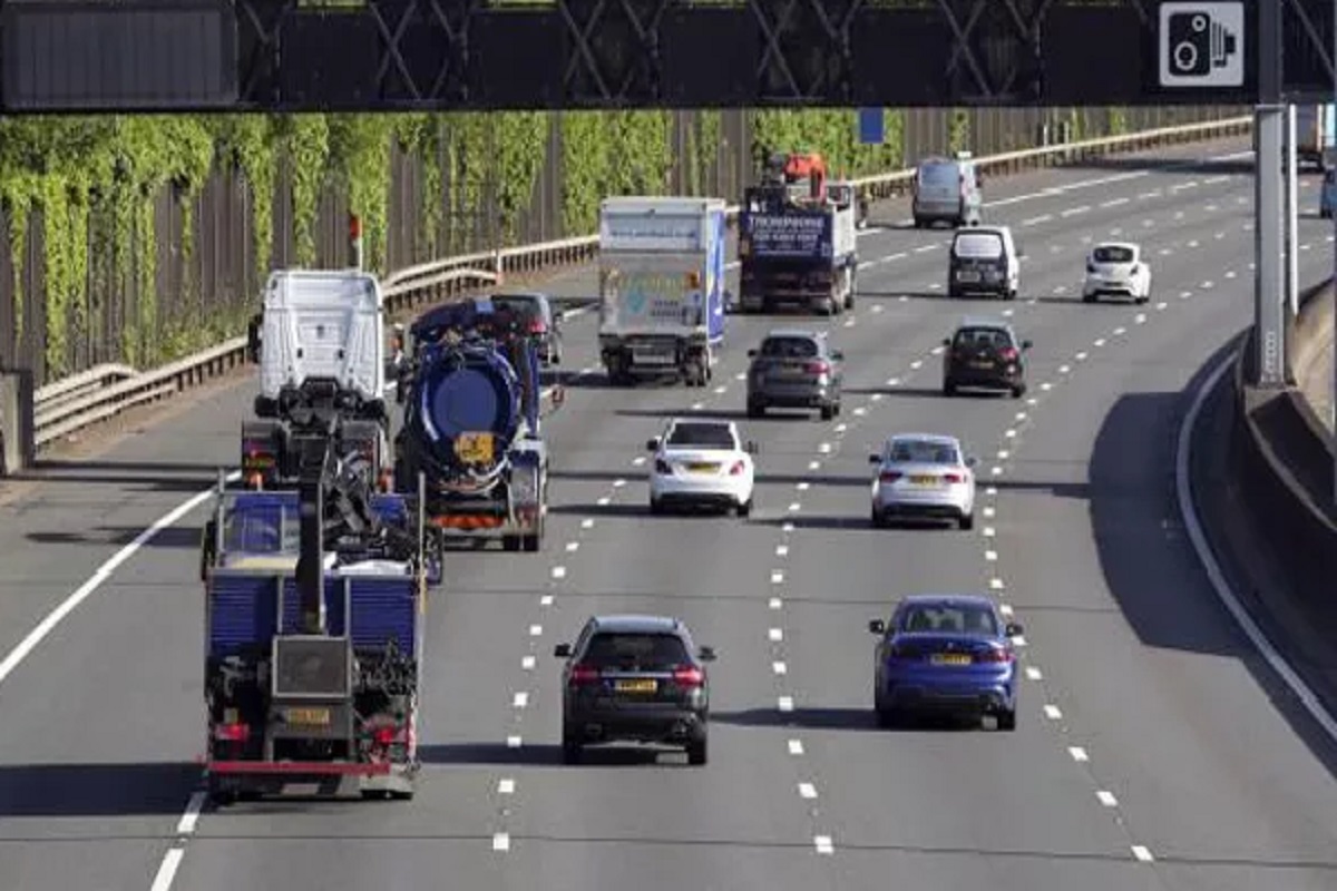 हायवेवर गाडीबाहेर लटकून शूट करत होती VIDEO, अचानक उघडला दरवाजा आणि...