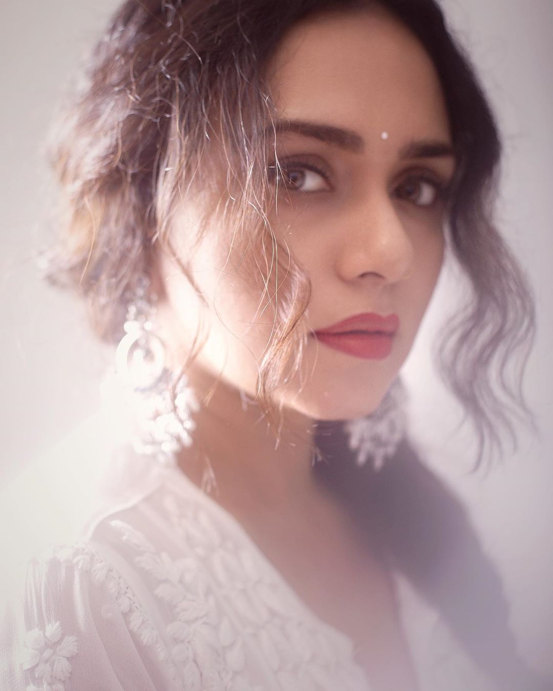 ही अभिनेत्री म्हणजे अमृता खानविलकर. जिने आपले असे काही फोटो आपल्या सोशल मीडियावर शेअर केलेत, जे पाहतच राहवे असे आहेत. (फोटो सौजन्य - इन्स्टाग्राम) ही अभिनेत्री म्हणजे अमृता खानविलकर. जिने आपले असे काही फोटो आपल्या सोशल मीडियावर शेअर केलेत, जे पाहतच राहवे असे आहेत. (फोटो सौजन्य - इन्स्टाग्राम)