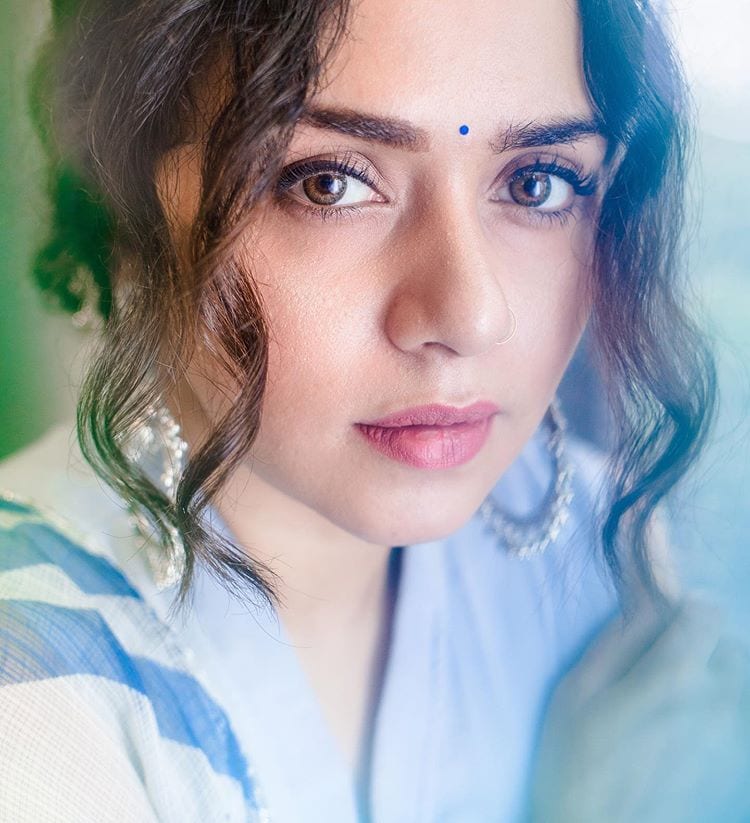 मात्र अमृताचे हे फोटो पाहिल्यानंतर सर्वात पहिलं लक्ष जातं ते तिच्या डोळ्यांकडे. (फोटो सौजन्य - इन्स्टाग्राम) मात्र अमृताचे हे फोटो पाहिल्यानंतर सर्वात पहिलं लक्ष जातं ते तिच्या डोळ्यांकडे. (फोटो सौजन्य - इन्स्टाग्राम)
