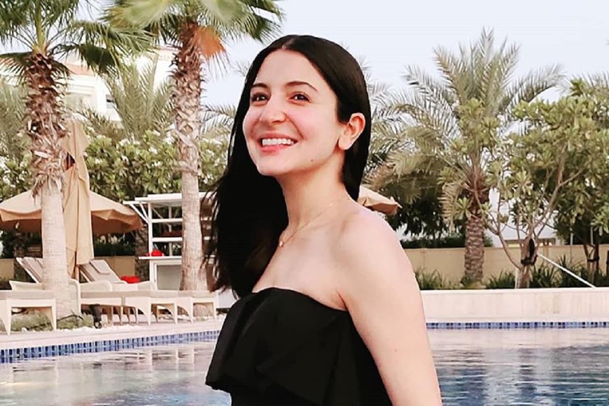 अभिनेत्री अनुष्का शर्मा (Anushka Sharma) आणि क्रिकेटर विराट कोहली (Virat Kohli) यांच्या घरी लवकरच नवा पाहुणा येणार आहे. दोघांनीही आपल्या सोशल मीडियावर चाहत्यांना ही आनंदाची बातमी दिली. अभिनेत्री अनुष्का शर्मा (Anushka Sharma) आणि क्रिकेटर विराट कोहली (Virat Kohli) यांच्या घरी लवकरच नवा पाहुणा येणार आहे. दोघांनीही आपल्या सोशल मीडियावर चाहत्यांना ही आनंदाची बातमी दिली.