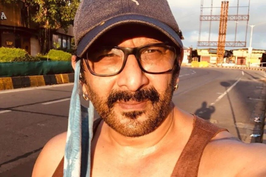 अरशद वारसी- बीएमसीने 19 जून 2017 मध्ये अरशद वारसीच्या वर्सोवा येथील बंगल्यावर कारवाई केली होती. बीएमसीने अवैधपणे बांधण्यात आलेल्या एका मजल्यावर कारवाई केली होती. 17 जून रोजी एयर इंडिया को-ऑपरेटिव सोसायटीच्या बंगला नंबर 10ला नोटीस बजावण्यात आली होती, ज्यामध्ये अरशद वारसीला दुसरा मजल्याचे अवैध बांधकाम हटवण्यासाठी 24 तासाचा कालावधी देण्यात आला होता. त्याच्याकडून नोटीशीला उत्तर न आल्याने बांधकाम अखेर तोडण्यात आले. अरशद वारसी- बीएमसीने 19 जून 2017 मध्ये अरशद वारसीच्या वर्सोवा येथील बंगल्यावर कारवाई केली होती. बीएमसीने अवैधपणे बांधण्यात आलेल्या एका मजल्यावर कारवाई केली होती. 17 जून रोजी एयर इंडिया को-ऑपरेटिव सोसायटीच्या बंगला नंबर 10ला नोटीस बजावण्यात आली होती, ज्यामध्ये अरशद वारसीला दुसरा मजल्याचे अवैध बांधकाम हटवण्यासाठी 24 तासाचा कालावधी देण्यात आला होता. त्याच्याकडून नोटीशीला उत्तर न आल्याने बांधकाम अखेर तोडण्यात आले.