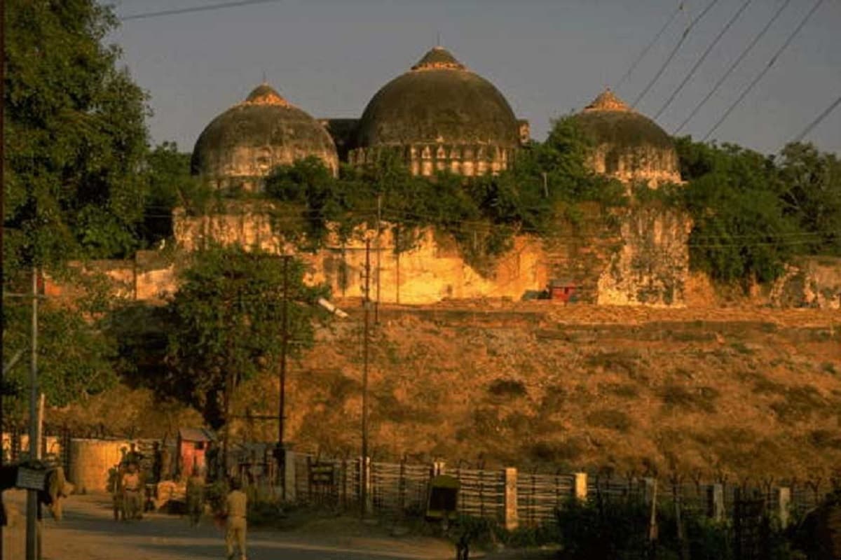 सीबीआयच्या विशेष कोर्टाने बुधवारी दिलेल्या आपल्या निर्णयात सांगितलं की, बाबरी मशीद विध्यंस हा पूर्व नियोजित नव्हता. मशीद तोडणारे काहीजणं होती, मात्र अडवाणींसह अनेक नेत्यांनी गर्दीतून मशीद वाचविण्याचा प्रयत्न केला होता. सीबीआयच्या विशेष कोर्टाने बुधवारी दिलेल्या आपल्या निर्णयात सांगितलं की, बाबरी मशीद विध्यंस हा पूर्व नियोजित नव्हता. मशीद तोडणारे काहीजणं होती, मात्र अडवाणींसह अनेक नेत्यांनी गर्दीतून मशीद वाचविण्याचा प्रयत्न केला होता.