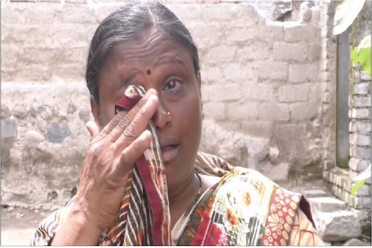 रिकामं ताट पाहिलं अन् पत्नीनं स्वत: काढून दिलं गळ्यातलं मंगळसूत्र, राज्यात उपासमारीचं भीषण वास्तव