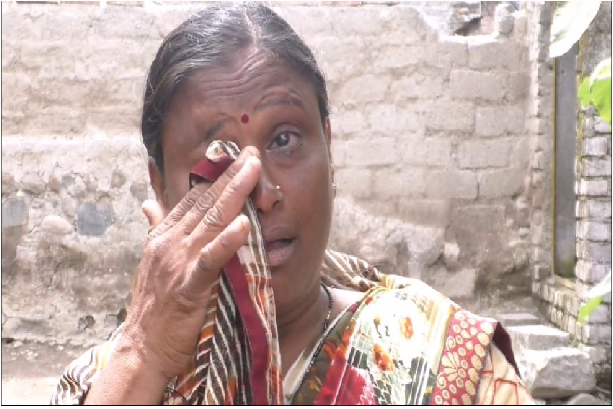 रिकामं ताट पाहिलं अन् पत्नीनं स्वत: काढून दिलं गळ्यातलं मंगळसूत्र, राज्यात उपासमारीचं भीषण वास्तव