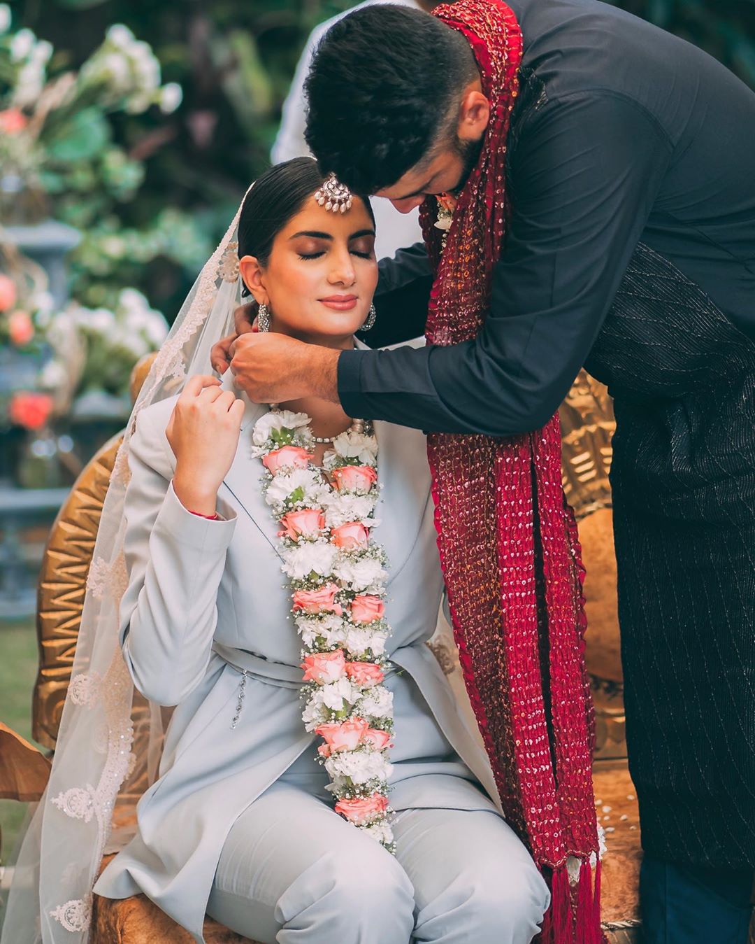 संजना रिशीच्या लग्नाचे फोटो सध्या सोशल मीडियावर व्हायरल होत आहेत आणि याचं कारण म्हणजे तिच्या लग्नात तिनं घातलेला अनोखा लग्नाचा ड्रेस. (फोटो सौजन्य - इन्स्टाग्राम) संजना रिशीच्या लग्नाचे फोटो सध्या सोशल मीडियावर व्हायरल होत आहेत आणि याचं कारण म्हणजे तिच्या लग्नात तिनं घातलेला अनोखा लग्नाचा ड्रेस. (फोटो सौजन्य - इन्स्टाग्राम)