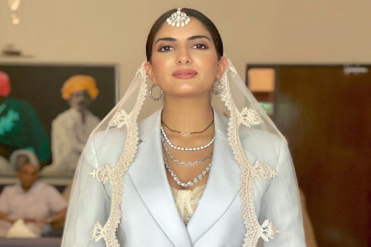 भारतीय वधू म्हटली साडी नेसलेली किंवा लेहंगा घातलेली, दागिन्यांनी नटलेली आणि साजशृंगार केलेली. त्यामुळे इंडियन ब्राइड म्हटलं की अशीच महिला आपल्यासमोर उभी राहते.(फोटो सौजन्य - इन्स्टाग्राम) भारतीय वधू म्हटली साडी नेसलेली किंवा लेहंगा घातलेली, दागिन्यांनी नटलेली आणि साजशृंगार केलेली. त्यामुळे इंडियन ब्राइड म्हटलं की अशीच महिला आपल्यासमोर उभी राहते.(फोटो सौजन्य - इन्स्टाग्राम)