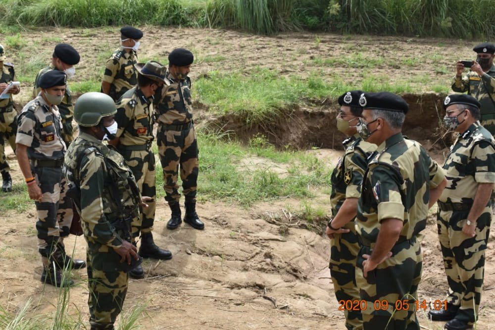 हे बोगदे खणून त्यावर विशिष्ट प्रकारचं कोटिंग केलं जातं. पाकिस्तान त्यासाठी चिनी कंपन्यांची मदत घेतल्याचं उघड झालं आहे. हे बोगदे खणून त्यावर विशिष्ट प्रकारचं कोटिंग केलं जातं. पाकिस्तान त्यासाठी चिनी कंपन्यांची मदत घेतल्याचं उघड झालं आहे.