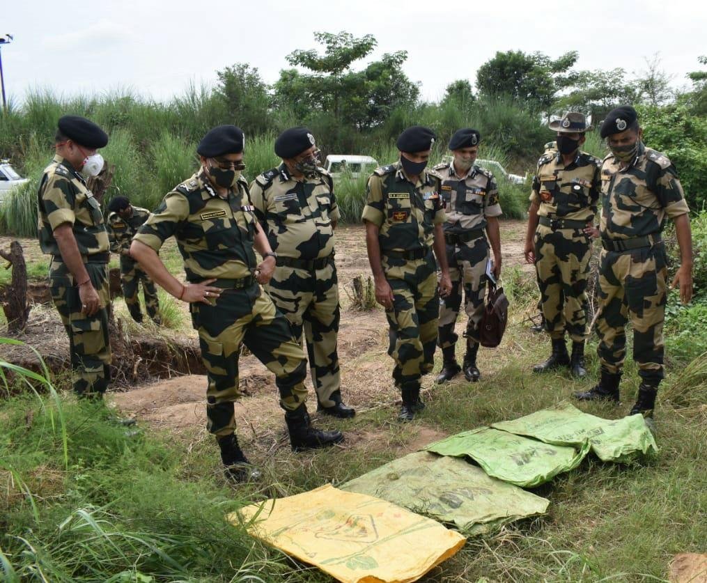 भारताविरुद्ध चीन आणि पाकिस्तानच्या कुरापती सुरूच आहेत. पाकिस्तानने चिनी इंजिनिअर्सच्या मदतीने काश्मीर सीमेजवळ बोगदा तयार केल्याचं उघड झालं आहे. भारताविरुद्ध चीन आणि पाकिस्तानच्या कुरापती सुरूच आहेत. पाकिस्तानने चिनी इंजिनिअर्सच्या मदतीने काश्मीर सीमेजवळ बोगदा तयार केल्याचं उघड झालं आहे.