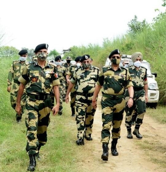 सीमा सुरक्षा दलाने काही दिवसांपूर्वीच या बोगद्याचा शोध लावला. त्यामुळे पाकिस्तानचा मोठा कट उधळला गेला आहे. सीमा सुरक्षा दलाने काही दिवसांपूर्वीच या बोगद्याचा शोध लावला. त्यामुळे पाकिस्तानचा मोठा कट उधळला गेला आहे.