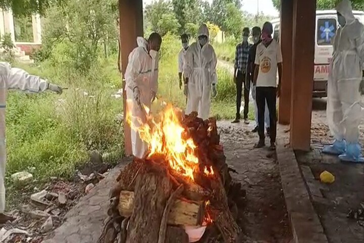 कोरोनाच्या धास्तीनं रक्ताच्या नातेवाईकांनीच स्वीकारलं नाही पार्थिव, अखेर....