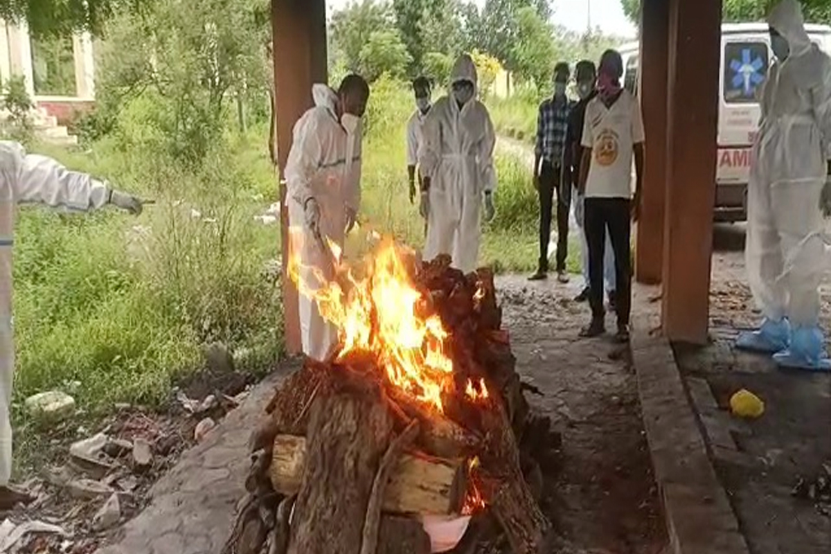 कोरोनाच्या धास्तीनं रक्ताच्या नातेवाईकांनीच स्वीकारलं नाही रुग्णाचं पार्थिव, अखेर....