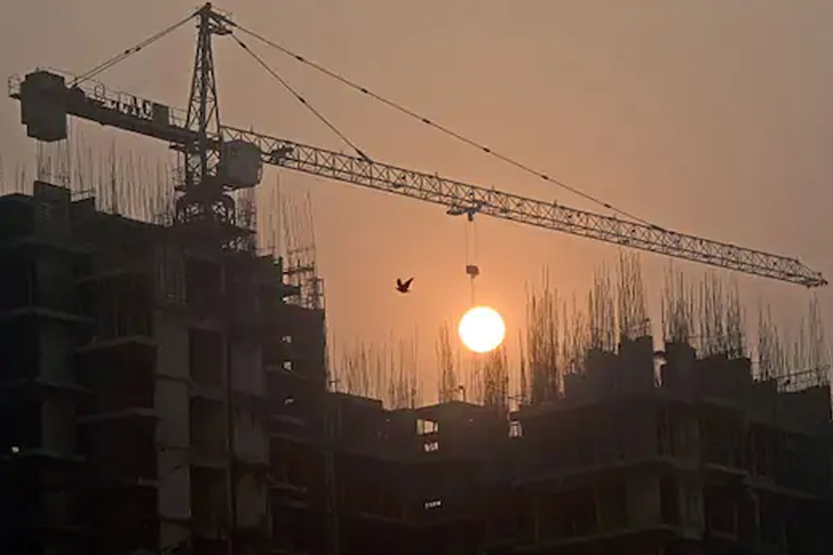 इमारतीचे सुरू होते बांधकाम, पहिल्या मजल्यावर महिलेला जे दिसले आणि....