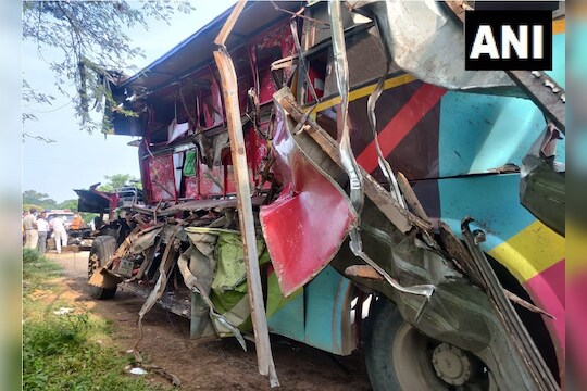 मजुरांना घेऊन जाणाऱ्या बसला ट्रकची भीषण धडक, जागीच 7 जण ठार