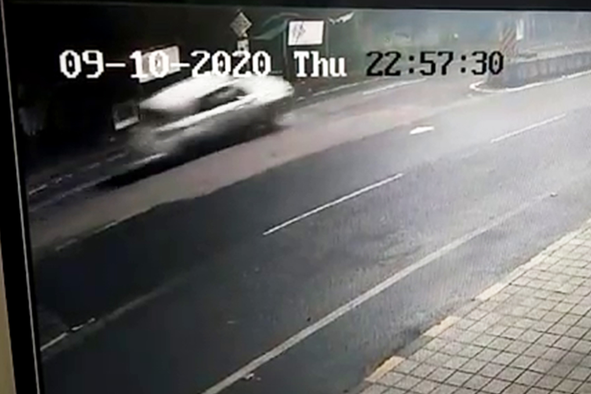 दुचाकीला धडक देऊन कार हवेत उडाली आणि 6 वेळा पलटली, अपघाताचा LIVE VIDEO