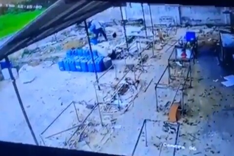 प्लायवूडच्या कंपनीमध्ये भीषण स्फोट झाला. या स्फोटाचा धक्कादायक VIDEO समोर आला आहे.