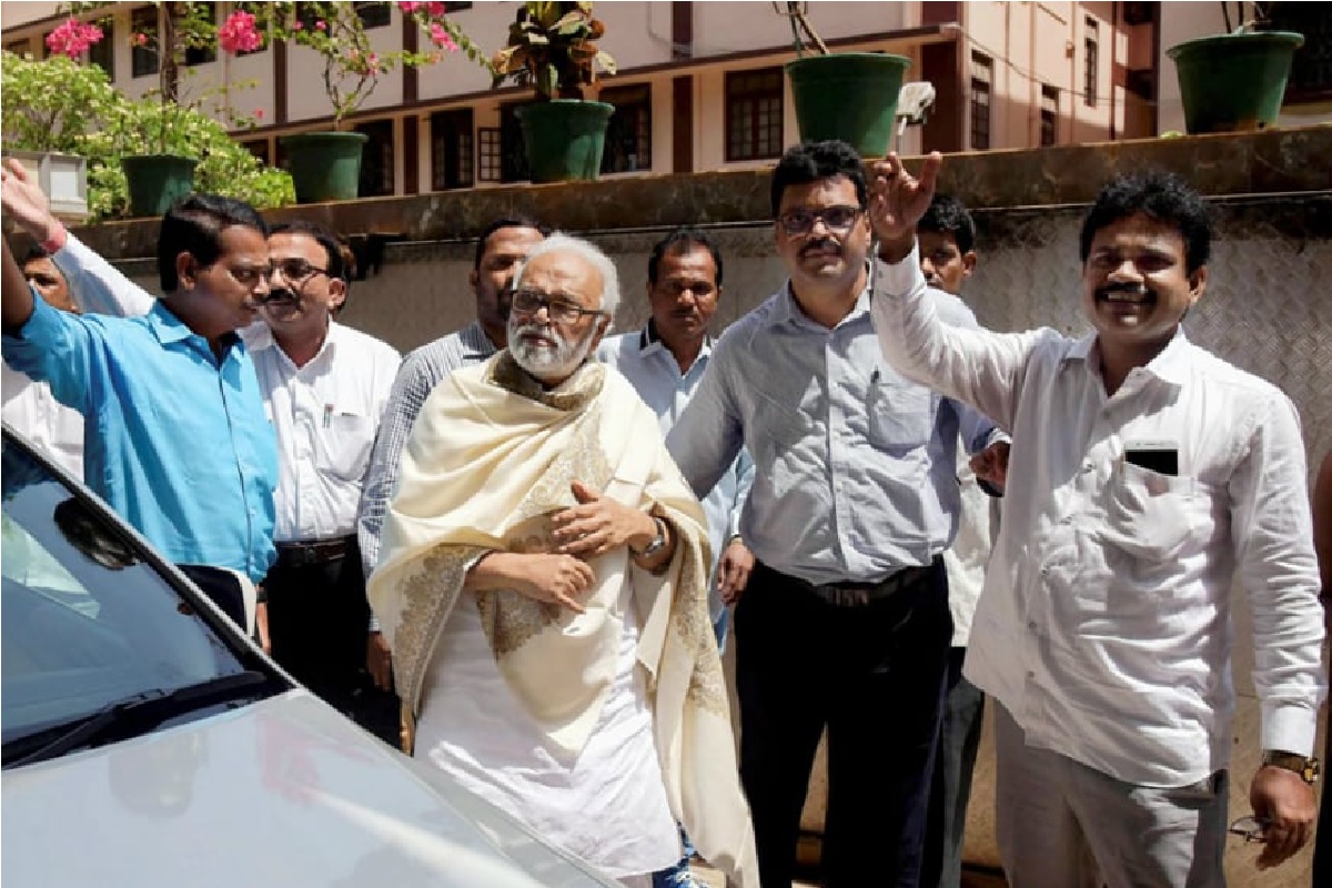 आक्रमक मराठा आंदोलकांनी घेरला छगन भुजबळ यांचा फार्म, भेट देत नाही तोपर्यंत राहणार बसून