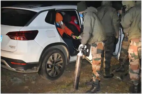 गेल्या काही महिन्यात दोन वेळी भारतीय सैन्य व चिनी सैन्य आमनेसामने आले, असे असतानाही भारतीय सैन्याने माणुसकी जपत चिनी नागरिकांना मदत केली.