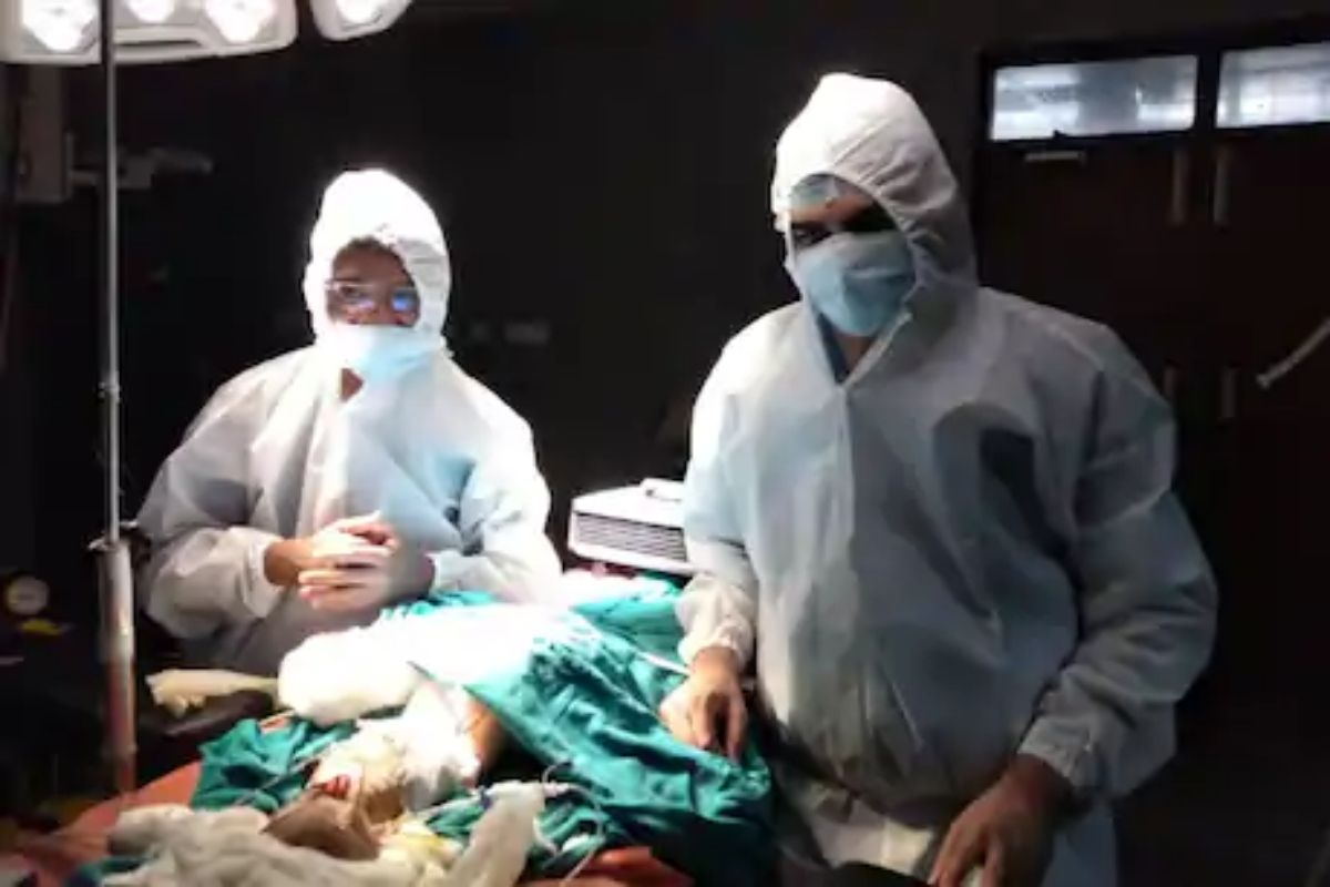 जवळपास 20-25 कोटी लोकांपर्यंत जुलै 2021 पर्यंत ही लस देण्याचं लक्ष्य आहे. आरोग्य कर्मचाऱ्यांना सर्वात आधी लस दिली जाणार असल्याचं आरोग्यमंत्र्यांनी सांगतिलं. तसंच कोणत्या लोकांना सर्वात आधी लस दिली जावी, याबाबत राज्यांकडूनही ऑक्टोबरअखेरपर्यंत सूचना मागवल्या असल्याचं त्यांनी सांगितलं.