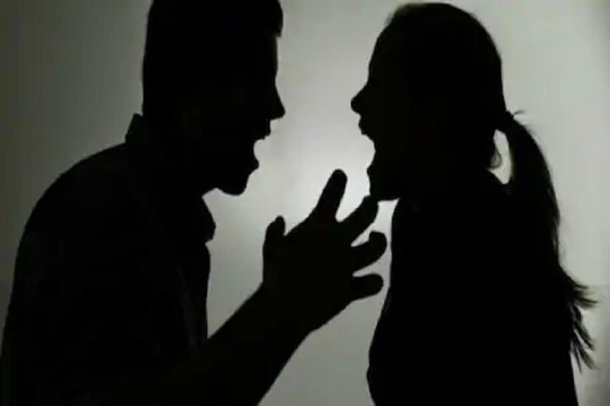 बहुतेक प्रकरणात सासू-सासऱ्यांशी न पटणं हेच भांडणाचं मुख्य कारण आहे. मात्र काही प्रकरणात पत्नीचे विवाह्यबाह्य संबंधही कारणीभूत आहेत, असं त्यागी यांनी सांगितलं. बहुतेक प्रकरणात सासू-सासऱ्यांशी न पटणं हेच भांडणाचं मुख्य कारण आहे. मात्र काही प्रकरणात पत्नीचे विवाह्यबाह्य संबंधही कारणीभूत आहेत, असं त्यागी यांनी सांगितलं.