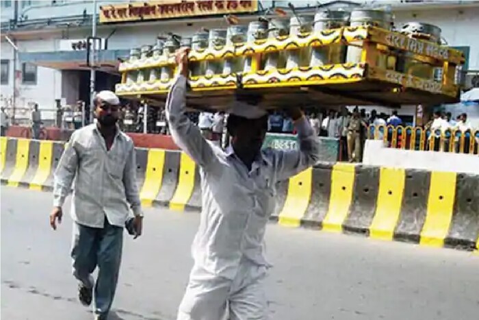 मुंबईच्या डबेवाल्यांना लोकल ट्रेनने प्रवास करण्याची परवानगी देण्यात आली आहे.