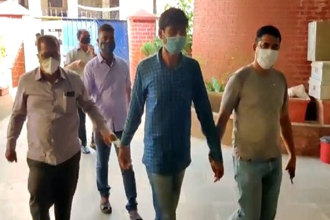 दीपक याने खोट्या नोटा बनवून आपलं कर्ज परत फेडण्याचा पर्याय निवडला आणि शेवटी तुरुंगात पोहोचला. 