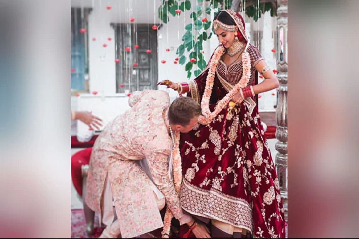 ऑस्ट्रेलियात प्रेम, उदयपूरमध्ये केलं प्रपोज! अन् लग्नात आला असा ट्विस्ट की वरानं धरले वधूचे पाय