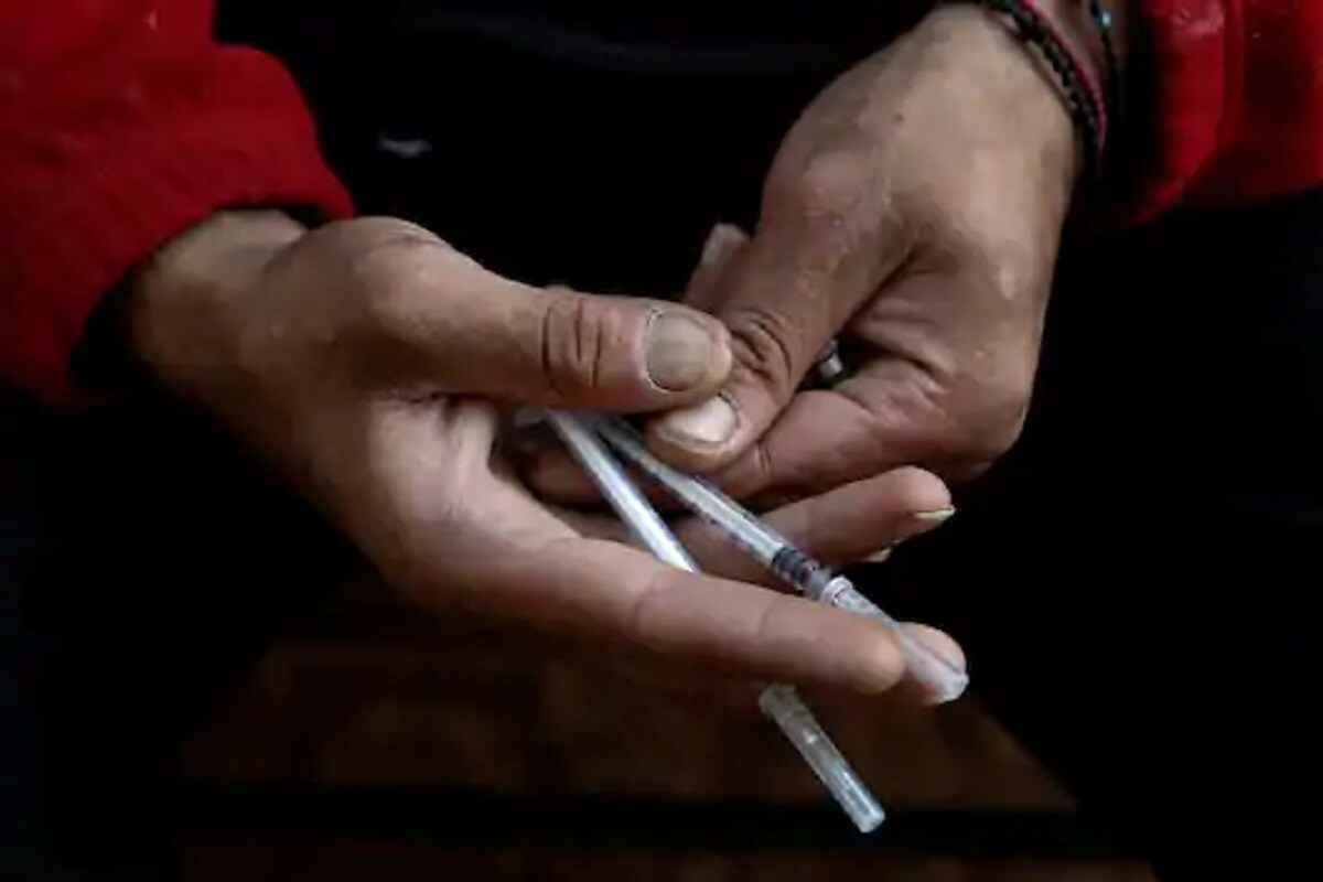 सर्वेक्षणानुसार, 10 ते 17 वयोगटाील अंदाजे 40 लाख मुलं अफिम, 20 लाख मुलं भांग, दोन लाख मुलं कोकिन आणि 4 लाख मुलं उत्तेजित करणाऱ्या पदार्थांचं सेवन करतात. तर 18 ते 75 वयोगटातील 2.90 कोटी लोक भांग, 1.90 अफिम, 10 लाख कोकिन तर 20 लाख लोक उत्तेजना देणाऱ्या पदार्थांचं सेवन करतात. सर्वेक्षणानुसार, 10 ते 17 वयोगटाील अंदाजे 40 लाख मुलं अफिम, 20 लाख मुलं भांग, दोन लाख मुलं कोकिन आणि 4 लाख मुलं उत्तेजित करणाऱ्या पदार्थांचं सेवन करतात. तर 18 ते 75 वयोगटातील 2.90 कोटी लोक भांग, 1.90 अफिम, 10 लाख कोकिन तर 20 लाख लोक उत्तेजना देणाऱ्या पदार्थांचं सेवन करतात.