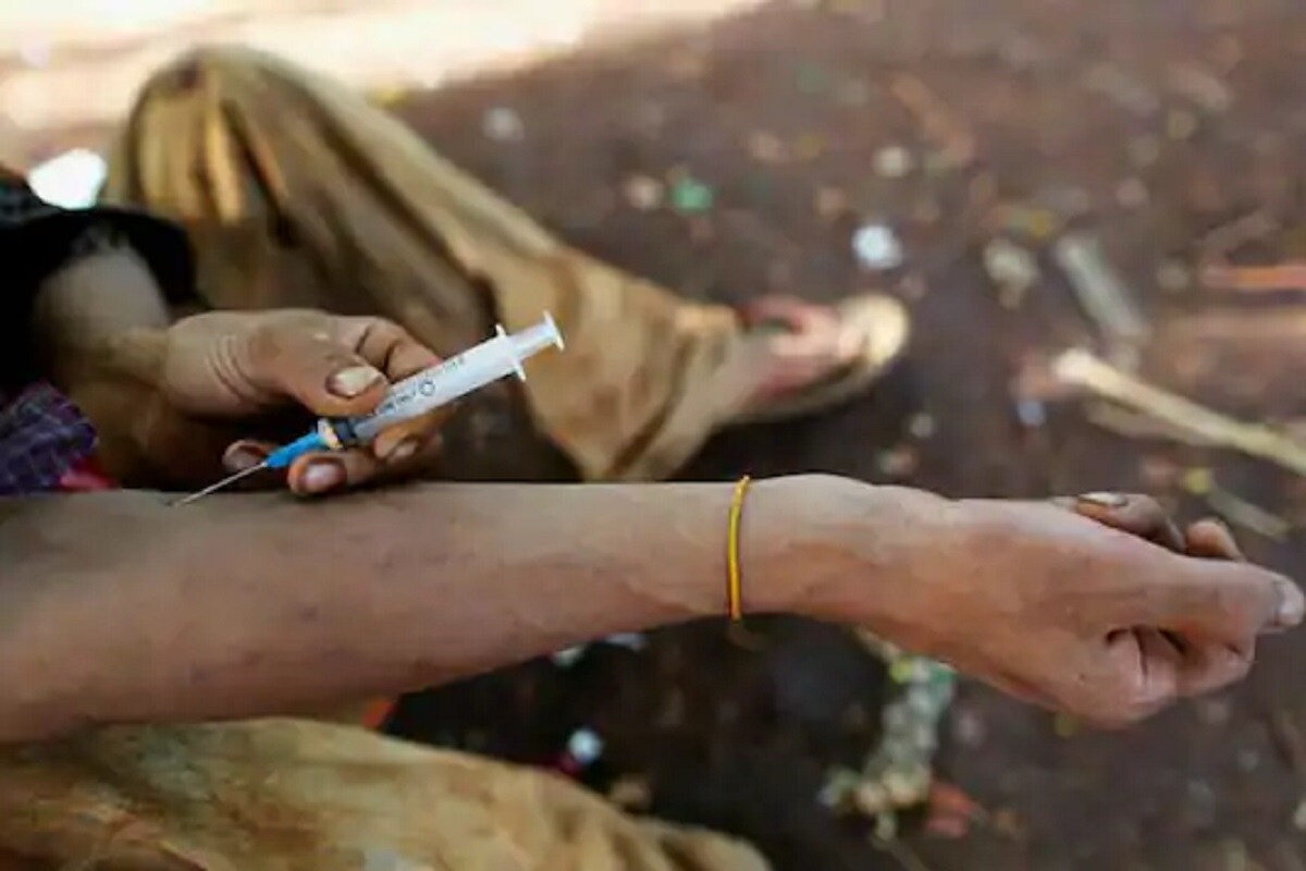भारतातील जवळपास 1.48 मुलं ड्रग्जं घेतात अशी धक्कादायक माहिती केंद्र सरकारने केलेल्या एका सर्वेक्षणात समोर आली आहे. त्यातही धक्कादायक म्हणजे ही मुलं फक्त 10 ते 17 वयोगटातील आहेत. सामाजिक न्याय मंत्रालयाने 2018 साली 10 ते 75 वयोगटातील लोकांचं सर्वेक्षण केलं होतं. सामाजिक न्यायमंत्री रतनलाल कटारिया यांनी 20 सप्टेंबरला लोकसभेत याबाबत माहिती दिली. भारतातील जवळपास 1.48 मुलं ड्रग्जं घेतात अशी धक्कादायक माहिती केंद्र सरकारने केलेल्या एका सर्वेक्षणात समोर आली आहे. त्यातही धक्कादायक म्हणजे ही मुलं फक्त 10 ते 17 वयोगटातील आहेत. सामाजिक न्याय मंत्रालयाने 2018 साली 10 ते 75 वयोगटातील लोकांचं सर्वेक्षण केलं होतं. सामाजिक न्यायमंत्री रतनलाल कटारिया यांनी 20 सप्टेंबरला लोकसभेत याबाबत माहिती दिली.