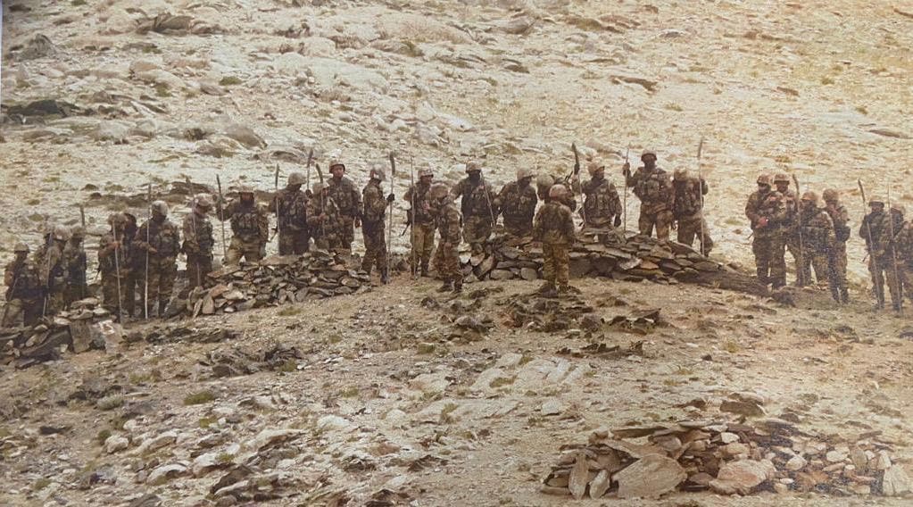 सोमवारी रात्री उशिरा पँगोंग त्सोवर रेषेजवळ (LAC) भारती-चिनी सैनिकांमध्ये गोळीबार झाल्याची माहिती समोर आली होती. चीनच्या सरकारी मीडिया 'ग्लोबल टाइम्स' ने भारतीय सैनिकांवर पँगोंग त्सोच्या दक्षिणेकडील गोळीबार केल्याचा आरोप केला आहे. सैनातील सूत्रांकडून मिळालेल्या माहितीनुसार मुजोर चीनच्या बाजूने सुरुवातीला भारतीय हद्दीत गोळीबार करण्यात आला, त्यानंतर जवानांनी चोख प्रत्युत्तर देत कारवाई केली. सध्या परिस्थिती नियंत्रणात असल्याचा दावा केला जात आहे.या छायाचित्रांमध्ये चिनी सैनिक दिसत आहेत. यावरुन चिनी सैन्याने भारतीय सीमेत घुसखोरी केल्याचे समोर आले आहे. सोमवारी रात्री उशिरा पँगोंग त्सोवर रेषेजवळ (LAC) भारती-चिनी सैनिकांमध्ये गोळीबार झाल्याची माहिती समोर आली होती. चीनच्या सरकारी मीडिया 'ग्लोबल टाइम्स' ने भारतीय सैनिकांवर पँगोंग त्सोच्या दक्षिणेकडील गोळीबार केल्याचा आरोप केला आहे. सैनातील सूत्रांकडून मिळालेल्या माहितीनुसार मुजोर चीनच्या बाजूने सुरुवातीला भारतीय हद्दीत गोळीबार करण्यात आला, त्यानंतर जवानांनी चोख प्रत्युत्तर देत कारवाई केली. सध्या परिस्थिती नियंत्रणात असल्याचा दावा केला जात आहे.या छायाचित्रांमध्ये चिनी सैनिक दिसत आहेत. यावरुन चिनी सैन्याने भारतीय सीमेत घुसखोरी केल्याचे समोर आले आहे.
