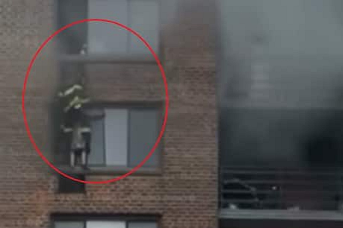 स्पायडरमॅनसारखं चढून जवानानं वाचवले महिलेचे प्राण, आगीतील रेस्क्यू ऑपरेशनचा थरारक VIDEO