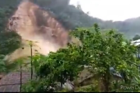 VIDEO : आक्रोश..किंकाळ्या...एका क्षणात अख्खं गाव गेलं पाण्याखाली; पुरात दोघेजण गेले वाहून