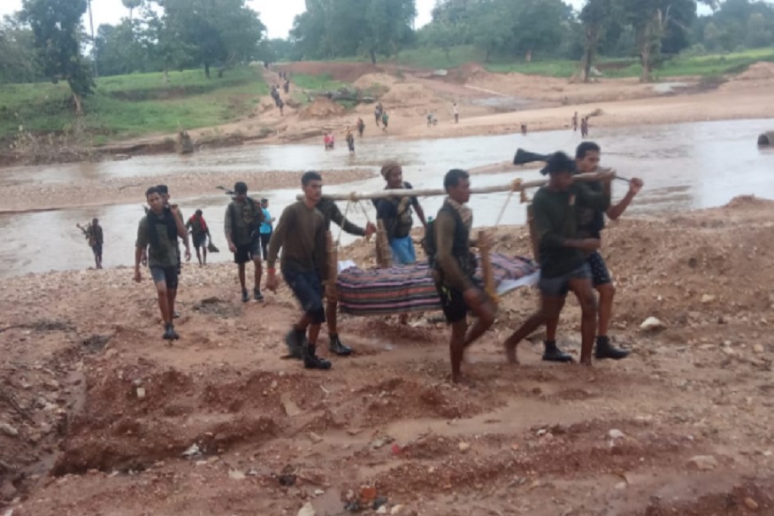 माओवाद्यांनी ठार केलेल्या नागरिकांचे मृतदेह आणण्यासाठी प्रयत्नांची पराकाष्ठा, जवानांनी 20 किमीचा टप्पा केला पार