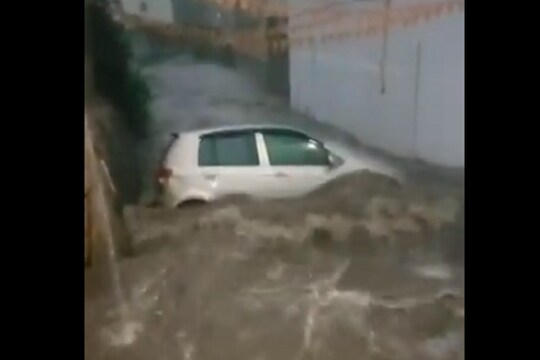 VIDEO : रस्त्यावरची कार बघता बघता गेली वाहून; अवघ्या तासाभराच्या पावसाने असा केला कहर
