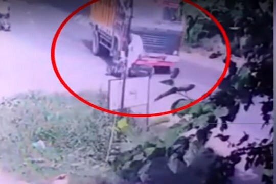 भरधाव ट्रकनं बाईकस्वाराला चिरडलं, पाहा भीषण अपघाताचा LIVE VIDEO