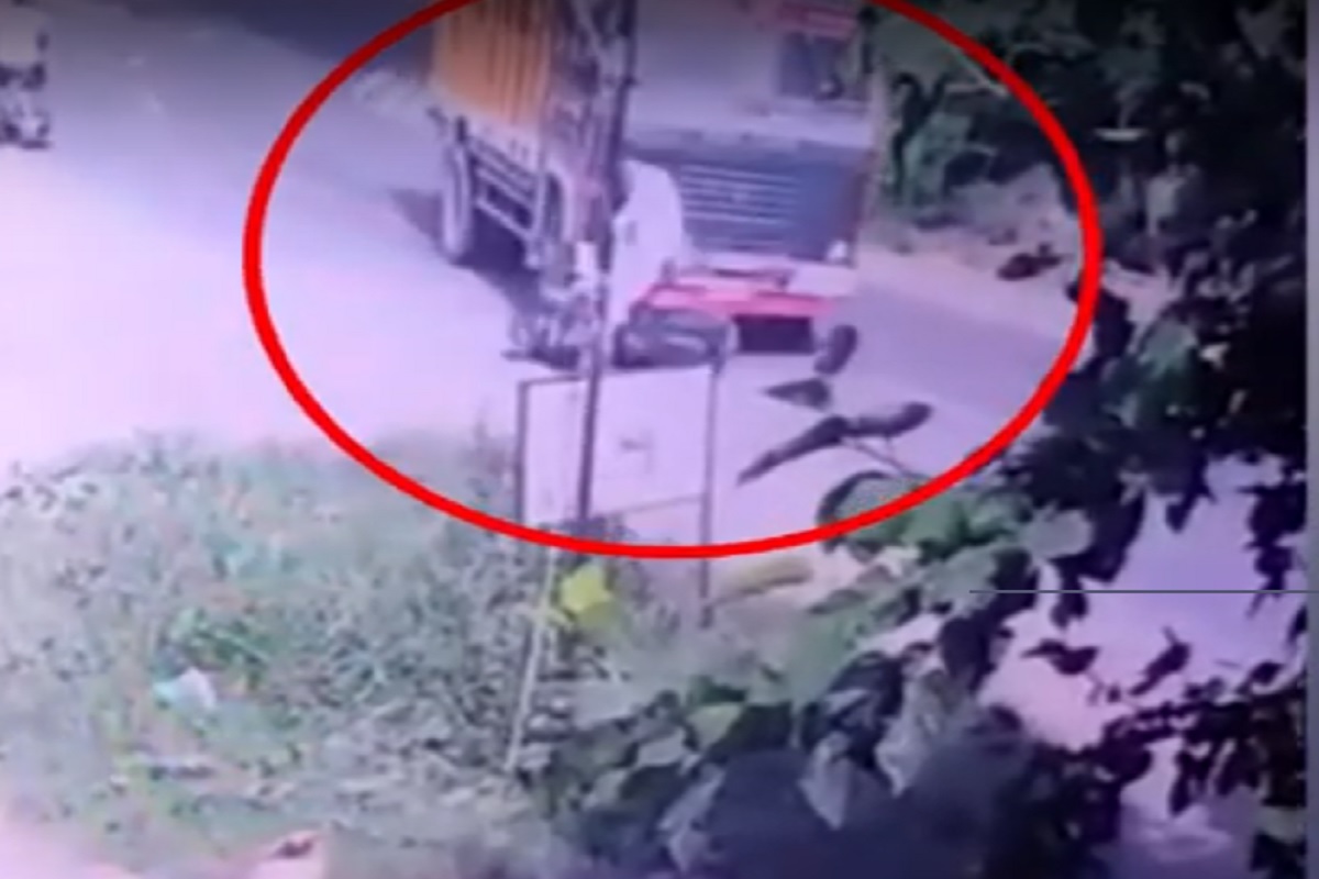 भरधाव ट्रकनं बाईकस्वाराला चिरडलं, पाहा भीषण अपघाताचा LIVE VIDEO