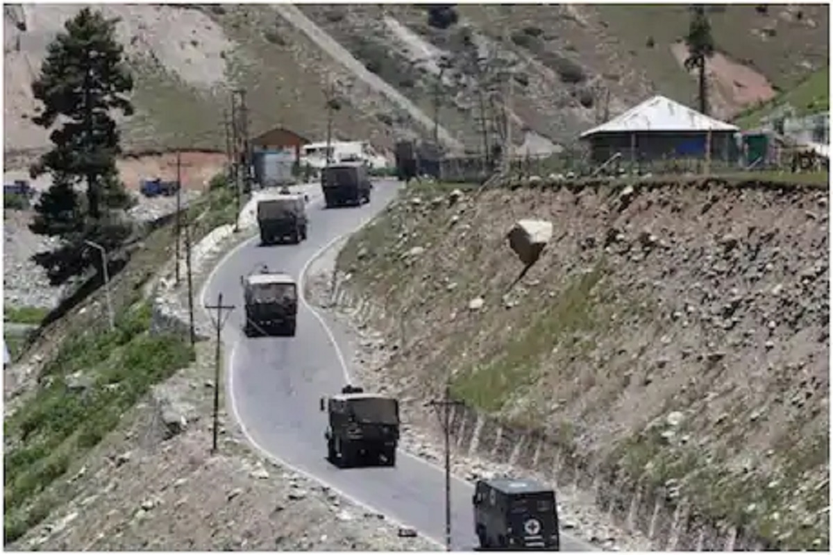 त्यामुळे इथे तैनात असलेल्या सैनिकांची कसोटी लागत असते. अशा वातावरणात काम करणं हे सर्वात कठिण काम असतं. त्यामुळे लडाखमध्ये 15 दिवसांत सैनिकांची ड्युटी बदलली जात आहे.