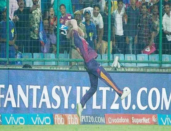 IPL 10 मध्ये दिल्ली डेअरडेविल्स संघावरुद्ध बेन स्टोक्सने ग्रुप मॅचमध्ये सीमारेषेजनळ मोहम्मद शमीचा जबरदस्त कॅच घेतला होता. हा अद्भूत कॅच पाहून दर्शकही हैराण झाले होते. IPL 10 मध्ये दिल्ली डेअरडेविल्स संघावरुद्ध बेन स्टोक्सने ग्रुप मॅचमध्ये सीमारेषेजनळ मोहम्मद शमीचा जबरदस्त कॅच घेतला होता. हा अद्भूत कॅच पाहून दर्शकही हैराण झाले होते.