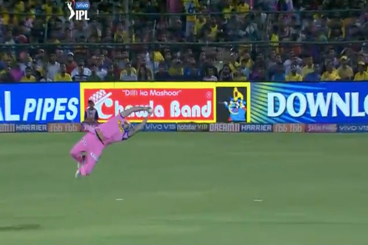 आयपीएलच्या (IPL 2020) तेराव्या हंगामाल काही दिवसातच सुरुवात होणार आहे. जगातील सर्वात हाय प्रोफाइल लीगमधील ही लीग आहे. या स्पर्धेत केवळ फलंदाजी आणि गोलंदाजी नाही तर फिल्डिंगचीही तुफान चर्चा होते. असेही काही जबदरस्त 8 कॅच तुम्ही विसरला असाल तर पाहा. आयपीएलच्या (IPL 2020) तेराव्या हंगामाल काही दिवसातच सुरुवात होणार आहे. जगातील सर्वात हाय प्रोफाइल लीगमधील ही लीग आहे. या स्पर्धेत केवळ फलंदाजी आणि गोलंदाजी नाही तर फिल्डिंगचीही तुफान चर्चा होते. असेही काही जबदरस्त 8 कॅच तुम्ही विसरला असाल तर पाहा.