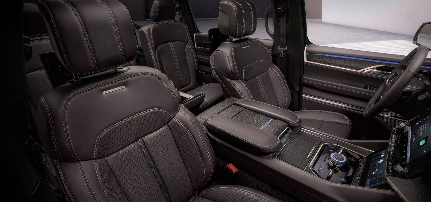 Jeep Wagoneer च्या इंटरिअर पाहिले तर आतमध्ये 3 डिजिटल स्क्रीन दिल्या आहे. एवढंच नाहीतर McIntosh ऑडिओ सिस्टम दिले आहे. यात 23 स्पिकर्स आणि 24 चॅनल एम्प्लिफायर दिले आहे. Jeep Wagoneer च्या इंटरिअर पाहिले तर आतमध्ये 3 डिजिटल स्क्रीन दिल्या आहे. एवढंच नाहीतर McIntosh ऑडिओ सिस्टम दिले आहे. यात 23 स्पिकर्स आणि 24 चॅनल एम्प्लिफायर दिले आहे.