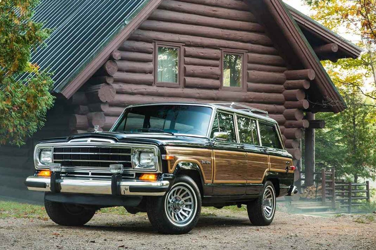 Jeep आपली Wagoneer पुन्हा एकदा रस्त्यावर धावणार आहे. Jeep ने ही गाडी सर्वात आधी 1962 मध्ये लाँच केली होती. बघता बघता या गाडीने लोकप्रियतेचा शिखर सर केला होता. पण,1991 मध्ये या कारचे उत्पादन थांबवण्यात आले होते. Jeep Wagoneer ही ऑटोमेटिक गियरबॉक्स सह आलेली पहिली 4-व्हील ड्राइव SUV होती. Jeep आपली Wagoneer पुन्हा एकदा रस्त्यावर धावणार आहे. Jeep ने ही गाडी सर्वात आधी 1962 मध्ये लाँच केली होती. बघता बघता या गाडीने लोकप्रियतेचा शिखर सर केला होता. पण,1991 मध्ये या कारचे उत्पादन थांबवण्यात आले होते. Jeep Wagoneer ही ऑटोमेटिक गियरबॉक्स सह आलेली पहिली 4-व्हील ड्राइव SUV होती.