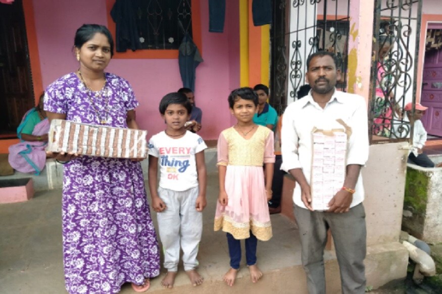 रायचंद शिंदे, पुणे : पुणे जिल्ह्यातील आदिवासी भागातील आश्रम शाळेतल्या मुलांना मुदत संपलेल्या सुगंधी दुधाचा पुरवठा करण्यात आला आहे. रायचंद शिंदे, पुणे : पुणे जिल्ह्यातील आदिवासी भागातील आश्रम शाळेतल्या मुलांना मुदत संपलेल्या सुगंधी दुधाचा पुरवठा करण्यात आला आहे.