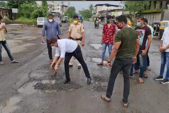 केडीएमसी काम करेना, अखेर गावकऱ्यांनीच स्वखर्चाने बुजवले खड्डे!