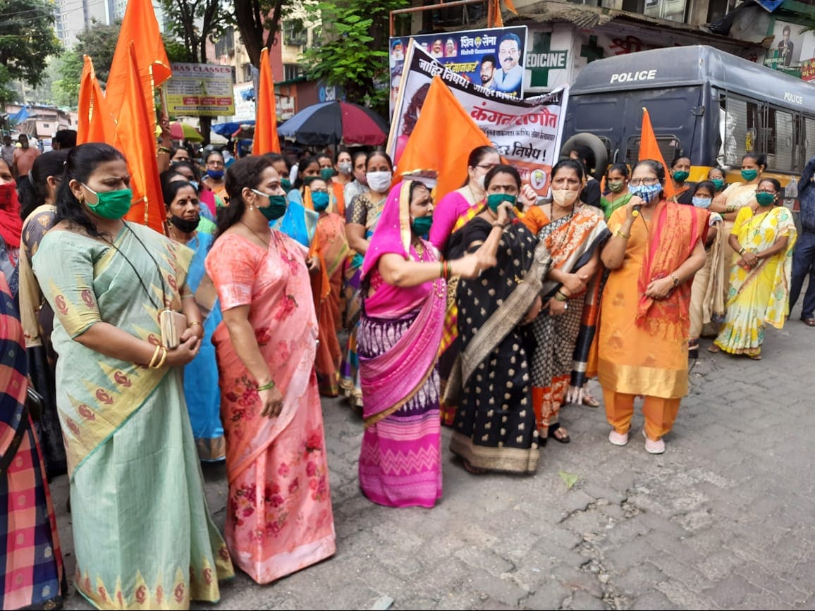 शिवसेनाविरुद्ध भाजप, भाजपविरुद्ध काँग्रेस, मनसेविरुद्ध कंगना, कंगनाविरुद्ध संजय राऊत असं सध्या ट्वीट युद्ध सुरू झालं आहे. यात आता महिला शिवसैनिक आक्रमक झाल्या आहेत. शिवसेनाविरुद्ध भाजप, भाजपविरुद्ध काँग्रेस, मनसेविरुद्ध कंगना, कंगनाविरुद्ध संजय राऊत असं सध्या ट्वीट युद्ध सुरू झालं आहे. यात आता महिला शिवसैनिक आक्रमक झाल्या आहेत.