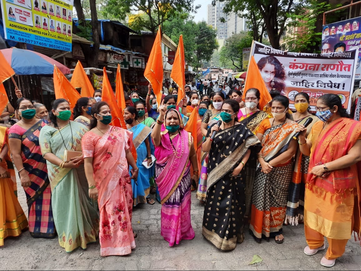 कंगना राणावत हिच्या मुंबई बद्दलच्या ट्वीट विरोधात शिवसेनेच्या महिला आघडीने ठाण्यात कंगणाच्या पोस्टरला काळं फासलं. तिच्या पोस्टरला जोडा मारो आंदोलन केलं आहे. कंगनाला मुंबईत पाय ठेऊ देणार नाही, असा इशारा देखीव यावेळी महिला शिवसैनिकांनी दिला. कंगना राणावत हिच्या मुंबई बद्दलच्या ट्वीट विरोधात शिवसेनेच्या महिला आघडीने ठाण्यात कंगणाच्या पोस्टरला काळं फासलं. तिच्या पोस्टरला जोडा मारो आंदोलन केलं आहे. कंगनाला मुंबईत पाय ठेऊ देणार नाही, असा इशारा देखीव यावेळी महिला शिवसैनिकांनी दिला.