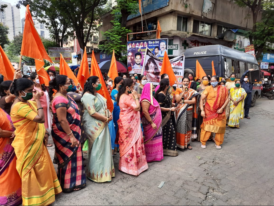 शिवसेना दिंडोशी विधानसभा क्षेत्राच्यावतीने मुंबई पोलिसांवर अविश्वास दाखवणाऱ्या व मुंबईची बदनामी करणाऱ्या अभिनेत्री कंगना रानौतच्या विरोधात आंदोलन करून निषेध केला. तिच्या फोटोला जोडेही मारले. शिवसेना दिंडोशी विधानसभा क्षेत्राच्यावतीने मुंबई पोलिसांवर अविश्वास दाखवणाऱ्या व मुंबईची बदनामी करणाऱ्या अभिनेत्री कंगना रानौतच्या विरोधात आंदोलन करून निषेध केला. तिच्या फोटोला जोडेही मारले.